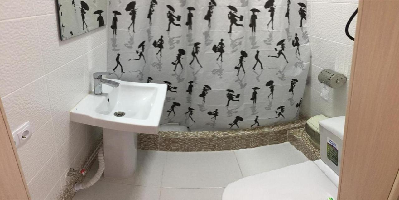 White Hotel & Hostel Bishkek Esterno foto