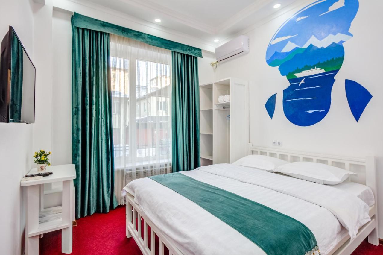 White Hotel & Hostel Bishkek Esterno foto