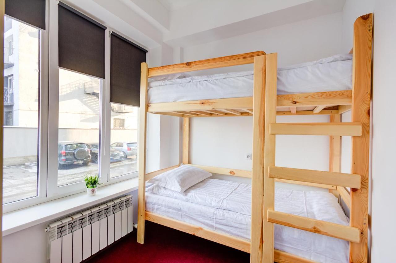 White Hotel & Hostel Bishkek Esterno foto