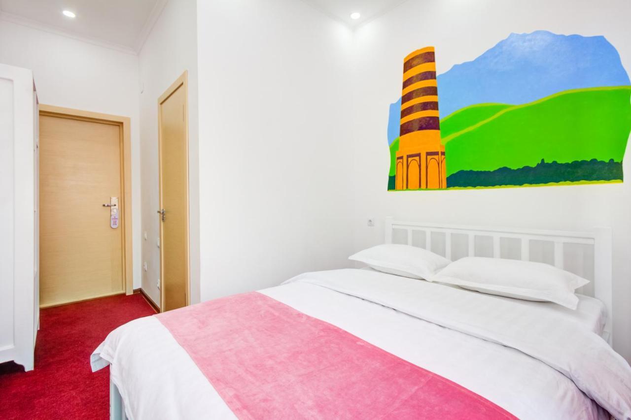 White Hotel & Hostel Bishkek Esterno foto